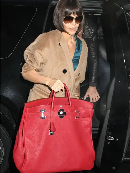 Katie Holmes juga pernah terlihat menenteng Hermes versi over-sized yang berwarna bold red. Foto: Website.