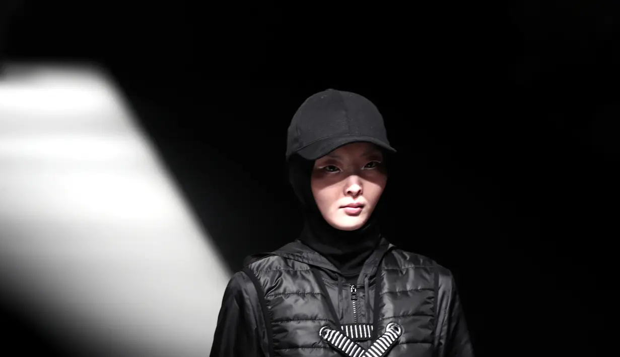 Model saat membawakan busana muslim Autumn/Winter 2017 karya desainer Indonesia, Rani Hatta saat acara Tokyo Fashion Week di Tokyo, Jepang, Rabu (22/3). (AFP Photo / Behrouz Mehri)