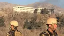 Asap masih membumbung dari Hotel Intercontinental setelah kelompok bersenjata melakukan penyerangan di Kabul, Afghanistan, Minggu, (21/1). (AP Photo/Rahmat Gul)