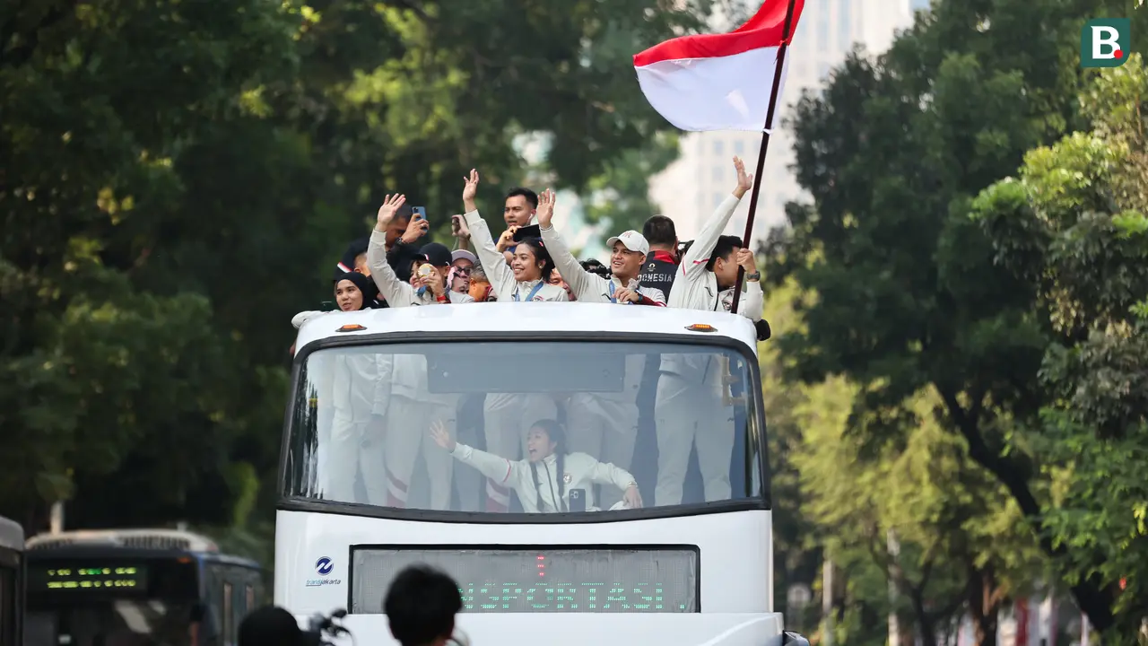 Foto: Melihat Pawai Emas Olimpiade Paris 2024, Veddriq Leonardo dan Rizki Juniansyah Naiki Bus Tingkat Terbuka Menuju Istana Negara