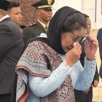 Nanik S Deyang menangis terharu usai dilantik Presiden Prabowo Subianto menjadi Kepala BGN. (Liputan6.com/Lizsa Egeham)