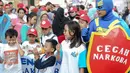 Seorang pria berkostum Kapten BNN dan sejumlah anak mengadakan aksi Hari Anak Nasional di Bundaran HI, Jakarta, Minggu (2/8/2015). Mereka mengajak anak-anak Indonesia untuk menjauhi narkoba. (Liputan6.com/Faizal Fanani)