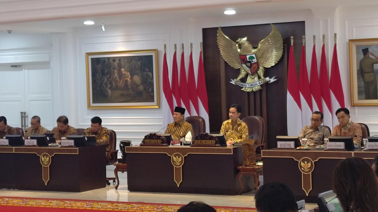 Begini ekspresi Gibran saat Prabowo Pidato Penuh Semangat di Sidang Kabinet Perdana