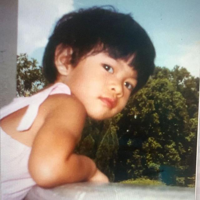 6 Potret Masa Kecil Dian Sastrowardoyo, Senyum Manisnya Bikin Gemas