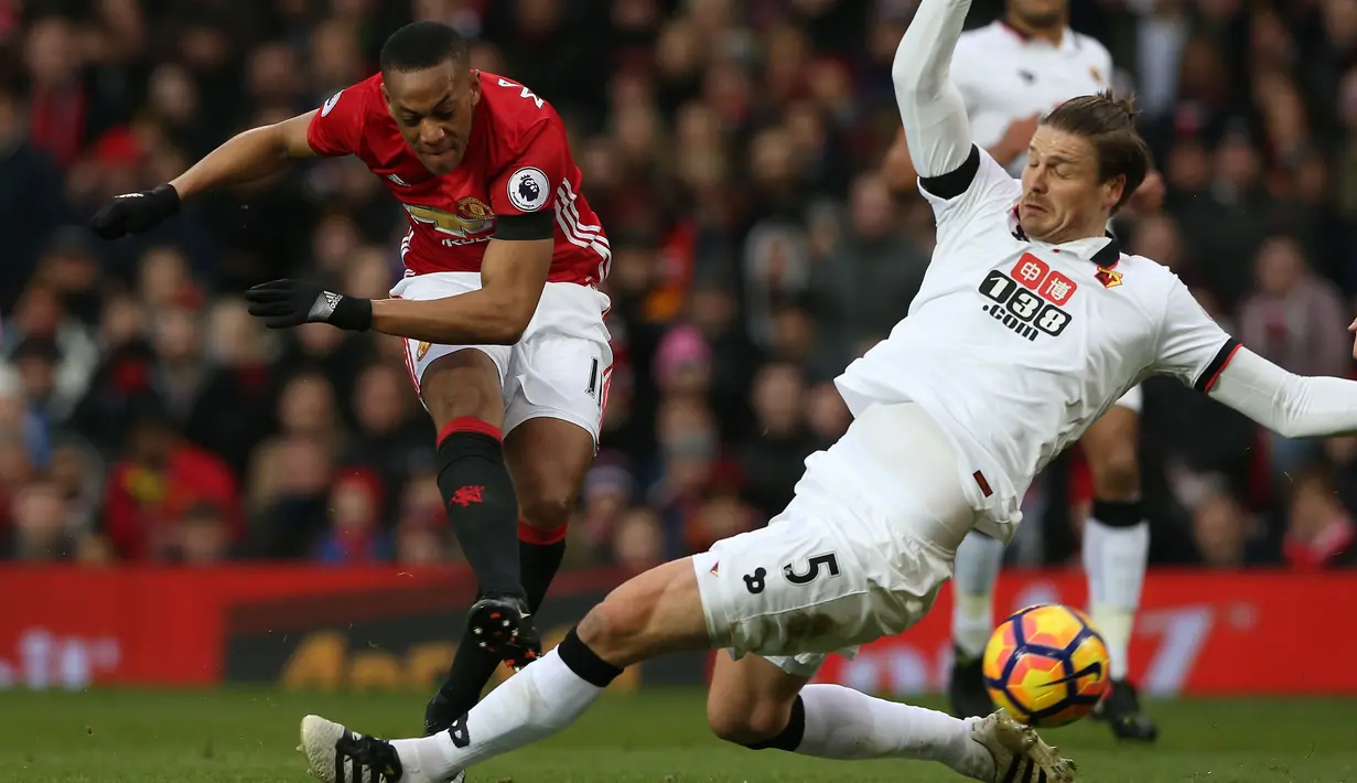 Anthony Martial (kiri) menyumbangkan satu gol untuk Manchester United saat mengalahkan Watford City 2-0 pada Premier League pekan-25 di Old Trafford Stadium, Manchester, (11/2/2017). (EPA/Nigel Roddis)
