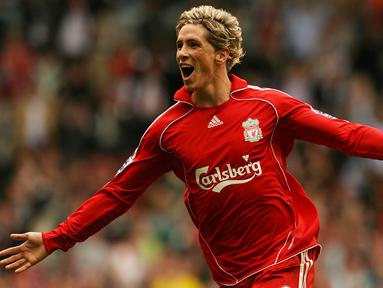 Fernando Torres. Striker Spanyol yang kini berusia 38 tahun dan telah pensiun pada Agustus 2019 bersama Sagan Tosu ini didatangkan Liverpool dari Atletico Madrid pada awal musim 2007/2008 dengan nilai transfer 38 juta euro. Ia langsung tampil tajam di musim pertamanya di Liga Inggris dengan mencetak 24 gol dan 4 assist. Bertahan hingga tengah musim 2010/2011 ia total tampil dalam 141 laga di semua ajang dengan torehan 80 gol dan 20 assist. Saat ini ia menjabat asisten manajer Atletico Madrid U-19 sejak Juli 2021. (AFP/Paul Ellis)