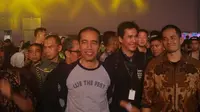 Jokowi mengenakan kaos raglan berwarna abu-abu hitam dengan celana panjang hitam untuk hadir di We The Fest. (Instagram)