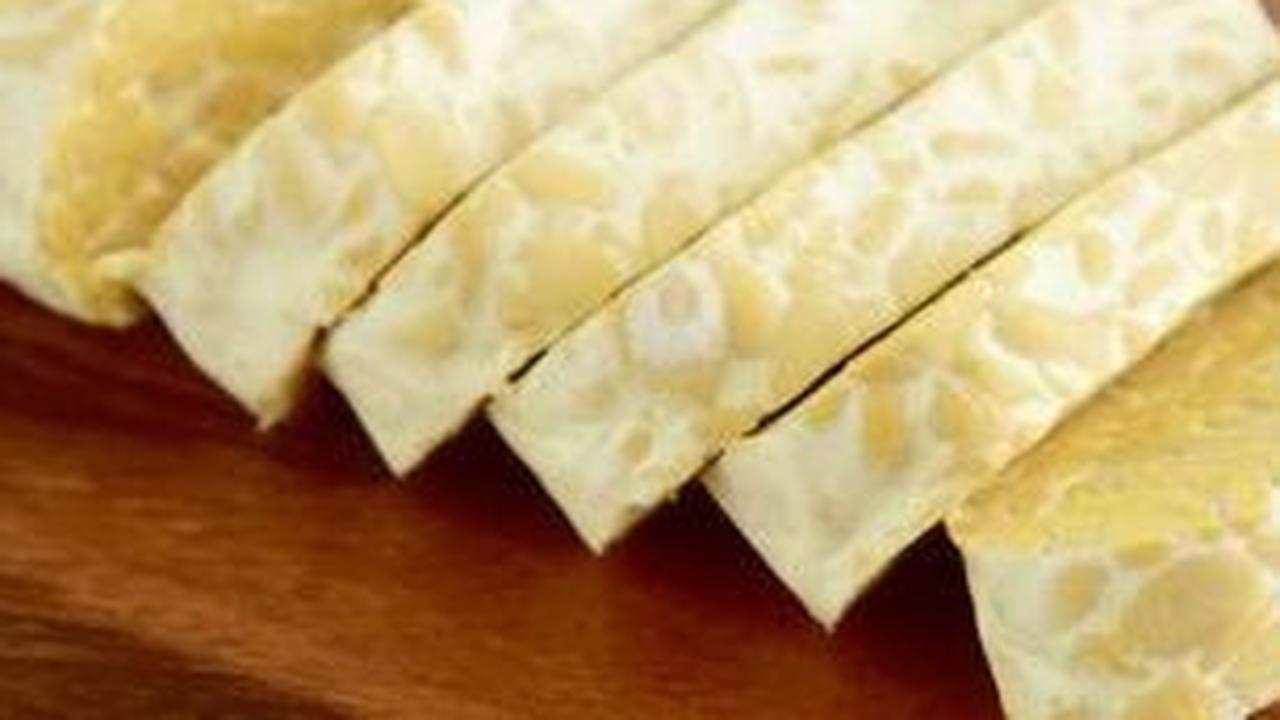 Makanan berbahan dasar kedelai ini memang cukup populer di tengah masyarakat Indonesia. Selain lezat, tempe juga memiliki kandungan gizi yang baik bagi tubuh.