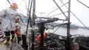 Petugas pemadam kebakaran memeriksa kapal nelayan yang terbakar di Pelabuhan Muara Angke, Jakarta, Jumat (27/2/2015). Diduga kebakaran disebabkan korsleting listrik. Kerugian ditaksir mencapai ratusan juta. (Liputan6.com/Johan Tallo)