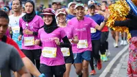 Borobudur masih diselimuti kabut tipis ketika ribuan peserta lari marathon mulai memadati kawasan situs budaya tersebut, Minggu (19/11/2023) pagi. Di antaranya, ada sosok Atikoh Supriyanti yang tak lain istri capres Ganjar Pranowo (Istimewa)