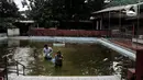 Warga keturunan Tionghoa membersihkan diri di salah satu sumur Vihara Gayatri, Depok, Jawa Barat, Minggu (15/1/2023). (merdeka.com/Iqbal S. Nugroho)