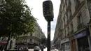 Kamera pengukur kecepatan kendaraan digambarkan di sebuah jalan di Paris, Senin (30/8/2021). Kota Paris telah mengeluarkan aturan yang membatasi kecepatan baru untuk pengemudi menjadi hanya 30 kilometer per jam untuk mengurangi kecelakaan dan membuat Paris lebih ramah pejalan kaki (AP/Francois Mori)