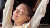 Bella Hadid Shares Her Mourning Routine, Had Dozen Vitamins and Journaling