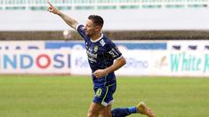 Persaingan di papan atas klasemen sementara BRI Liga 1 2022/2023 tampaknya bakal berjalan ketat hingga pekan-pekan terakhir musim ini. Tiga posisi teratas saling gusur satu sama lain. Terbaru, Persib Bandung kembali melengserkan Persija Jakarta dari posisi kedua setelah menang 1-0 atas Arema FC pada laga pekan ke-26 di Stadion Pakansari, Bogor, Kamis (23/2/2023). Gol tunggal kemenangan Maung Bandung dicetak lewat aksi tendangan jarak jauh Marc Klok pada menit ke-66. (Bola.com/Ikhwan Yanuar)