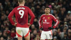 Ekspresi kecewa pemain Manchester United, Casemiro setelah timnya kebobolan dari Newcastle pada laga lanjutan Liga Inggris 2024/2025 yang berlangsung di Old Trafford, Manchester, Inggris, Selasa (31/12/2024) WIB. (AP Photo/Dave Thompson)