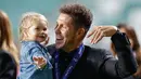 Pelatih Atletico Madrid, Diego Simeone tersenyum bersama putrinya Francesca saat berselebrasi meraih juara Piala Super Eropa setelah mengalahkan Real Madrid 4-2 di Lillekula Stadium di Tallinn, Estonia, (15/8). (AP Photo/Pavel Golovkin)