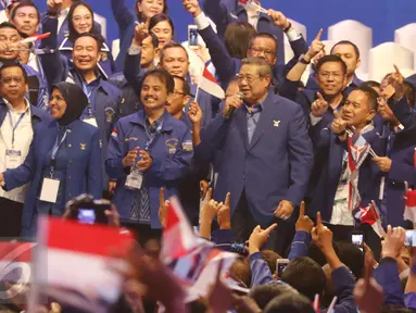 Presiden RI ke-6, Susilo Bambang Yudhoyono (SBY) membawakan lagu sebagai dukungan untuk pasangan calon gubernur nomer urut 1, Agus Yudhoyono dan Sylviana Murni, Jakarta, Selasa (7/2).(Liputan6.com/Helmi Afandi)