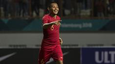 Gelandang Timnas Indonesia, Evan Dimas, merayakan gol yang dicetaknya ke gawang Mauritius pada laga uji coba di Stadion Wibawa Mukti, Jawa Barat, Selasa (11/9/2018). Indonesia menang 1-0 atas Mauritius. (Bola.com/Vitalis Yogi Trisna)