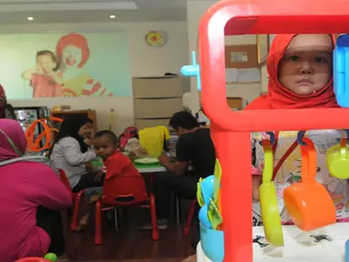 Sejumlah penderita kanker anak bermain di rumah singgah yang disediakan RS Cipto Mangunkusumo (RSCM), Jakarta, Rabu (4/2/2015). (Liputan6.com/Herman Zakharia)