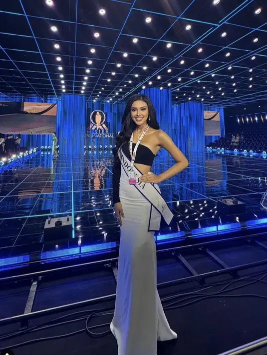 Dengan gaun monokrom dan siluet cutting menjanjikan, pesonanya tampak begitu elegan. [Foto: Instagram/ @harashtata]