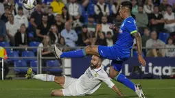 Bek Real Madrid Dani Carvajal berebut bola dengan bek Getafe Fabrizio Angileri pada pekan delapan La Liga musim 2022/2023 di Stadion Coliseum Alfonso Perez, Minggu (9/10/2022) dini hari WIB. Real Madrid menutup laga dengan kemenangan 1-0 dan untuk sementara duduk di posisi puncak dengan 21 poin. (AP Photo/Bernat Armangue)