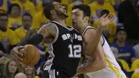 Center Golden State Warriors Zaza Pachulia (kanan) berjibaku dengan forward San Antonio Spurs LaMarcus Aldridge pada gim pertama final Wilayah Barat playoffs NBA 2017 di ORACLE Arena, Senin (15/5/2017) dinihari WIB. (AP Photo/Jeff Chiu)