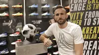 Striker Bali United, Ilija Spasojevic, berpose saat peluncuran sepatu Adidas di Fisik Footbal, Grand Indonesia, Jakarta, Jumat (22/6/2018).  (Bola.com/M Iqbal Ichsan)