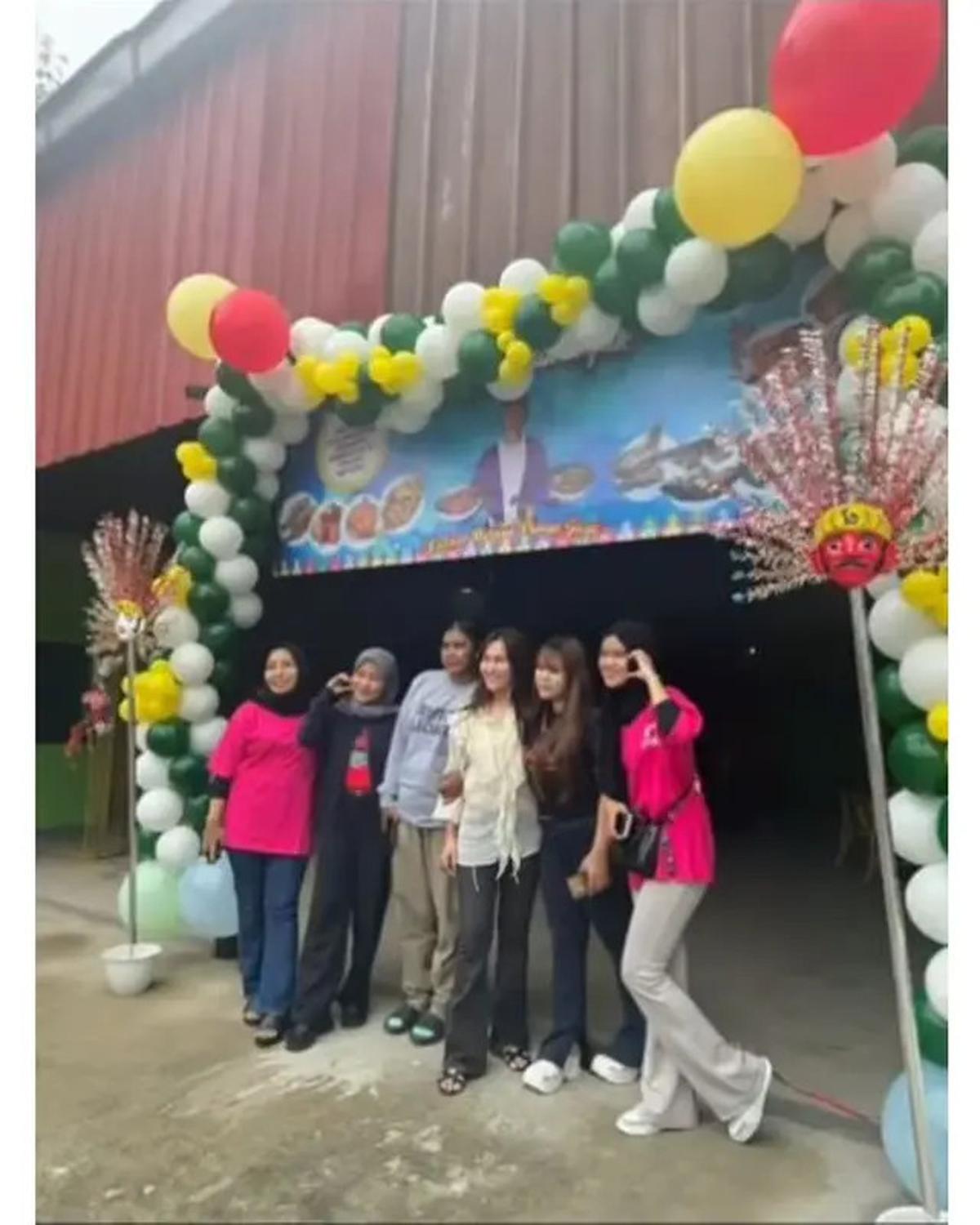 6 Potret Ayu Ting Ting di Pembukaan Cabang Warung Makan Ayah Ojak, Beri Dukungan
