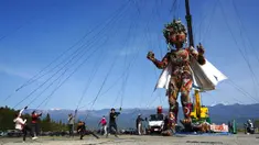 Pekerja mengatur boneka raksasa MOCCO saat sesi latihan khusus di Takamori, Prefektur Nagano, Jepang, Jumat (23/4/2021). Penyelenggara Olimpiade Tokyo menciptakan boneka setinggi sekitar 10 meter untuk melambangkan semangat masyarakat yang terdampak gempa dan tsunami 2011 lalu. (AP Photo/Koji Ueda)