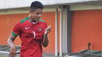 Striker Timnas U-19, Muhammad Dimas Drajad beraksi mencetak gol ke gawang Filipina pada uji coba di Stadion Maguwoharjo, Sleman, DIY, Jumat (19/8/2016). (Bola.com/Romi Syahputra)