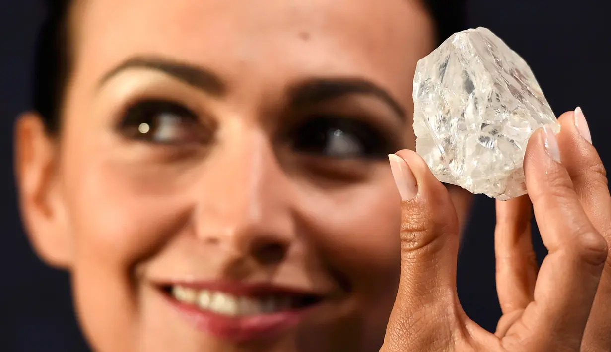 Model memegang berlian 1.109 karat di rumah lelang Sotheby di London , Inggris , 14 Juni 2016. Berlian ini diperkirakan akan menjadi berlian termahal di dunia dengan harga $ 70 juta atau sekitar 980 Miliar. (REUTERS / Dylan Martinez)