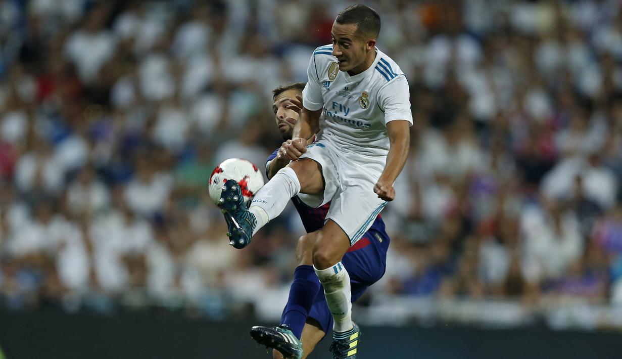 Duel pemain Real Madrid, Lucas Vazquez dengan pemain Barcelona Jordi Alba pada leg kedua Piala Super Spanyol di Santiago Bernabeu stadium (16/8/2017). Real menang 2-0. (AP/Francisco Seco)