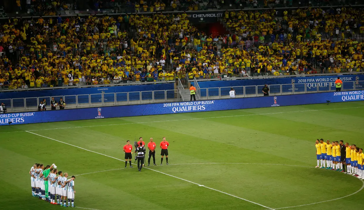 Para pemain melakukan upacara sebelum pertandingan Brasil kontra Argentina dalam Kualifikasi Piala Dunia 2018, di stadion Mineirao, Belo Horizonte, Brasil (10/11). (Reuters/Ricardo Moraes)