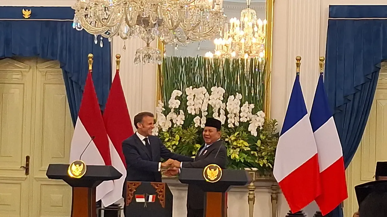 Presiden Prabowo Subianto usai melaukan pertemuan bilateral dengan Presiden Prancis Emmanuel Macron di Istana Merdeka Jakarta, Rabu (28/5/2025). (Liputan6.com/Lizsa Egeham)