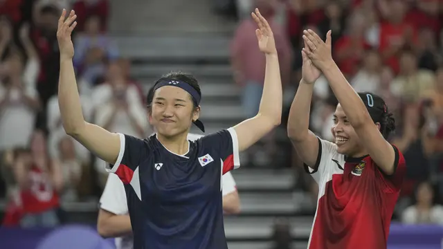 Foto: Momen Pelukan Hangat An Se-young setelah Mengalahkan Gregoria Mariska Tunjung di Semifinal Olimpiade Paris 2024