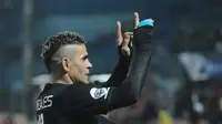 Cristian Gonzales akan menghilang dari line-up Arema dalam lanjutan Piala Jenderal Sudirman lawan Sriwijaya FC pada Minggu (22/11). Striker naturalisasi asal Uruguay ini absen karena cedera retak dibagian jari tangan kanan. (Bola.com/Kevin Setiawan)