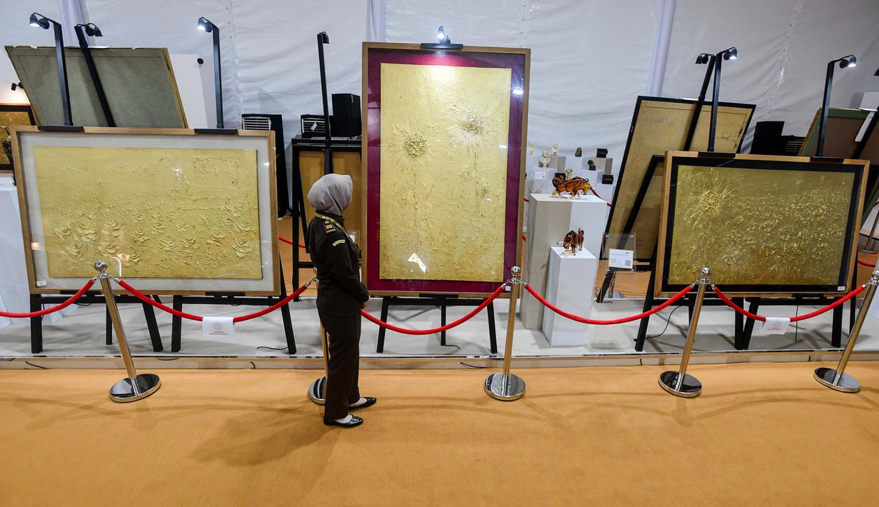 Lukisan dari emas yang ditaksir minimal Rp 4 milyar dan dilelang terbuka dipamerkan pada acara Badan Pemulihan Aset (BPA) Kejaksaan Agung Fair 2026 di Jakarta, Kamis (21/5/2026). (merdeka.com/Arie Basuki