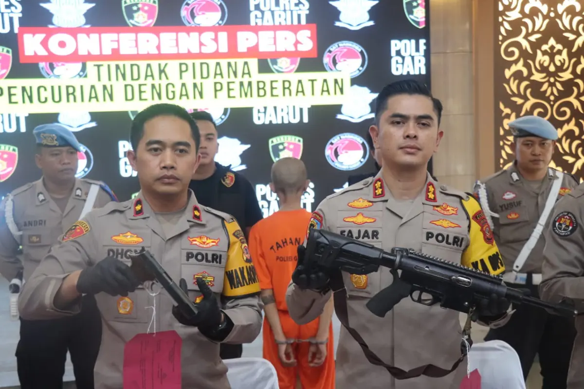 Kapolres Garut AKBP Mochamad Fajar Gemilang menunjukan barang bukti sebuah senjata laras panjang yang digunakan pelaku pencurian dengan kekerasan dalam rilis kasus di Mapolres Garut. (Liputan6.com/Jayadi Supriadin)