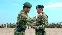 Pangkostrad Letjen Maruli Simanjuntak mengukuhkan Kapolri Jenderal Listyo Sigit Prabowo sebagai warga kehormatan Kostrad di Pantai Palangpang Kecamatan Ciemas, Kabupaten Sukabumi, Jawa Barat, Selasa (13/9/2022). (Ist)