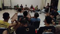 pertemuan internal tim PSBS Biak yang digelar di mes klub pada Selasa (05/05/2026) malam WIB. (Bola.com/Ana Dewi)
