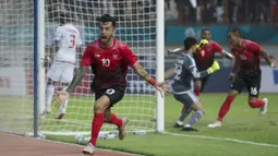 Penyerang Indonesia, Stefano Lilipaly, melakukan selebrasi usai membobol gawang Uni Emirat Arab (UEA) pada laga Asian Games di Stadion Wibawa Mukti, Jawa Barat, Jumat (24/8/2018). (Bola.com/Vitalis Yogi Trisna)