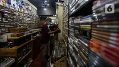 Pecinta musik memilah Piringan Hitam, CD, dan Kaset pita di toko "Wow Record Store", Blok M Squere, Jakarta, Jumat (12/3/2021). Pedagang Piringan Hitam, CD, dan Kaset Pita ini bertahan ditengah Perkembangan era digital dan Pandemi. (Liputan6.com/Johan Tallo)