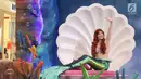 Karakter Disney Princess dalam film The Little Mermaid, Ariel foto bersama anak-anak saat tampil dalam "Dream Big, Princess" di Lippo Mall Puri, Jakarta, Kamis (5/7). (Liputan6.com/Arya Manggala)
