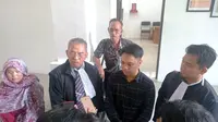 Tim penasehat hukum dan keluarga dari Bachtiar Rahman alias Imron (51) berbicara seusai mengikuti sidang di Pengadilan Negeri Palangka Raya, Rabu (16/8/2023) lalu. Mereka menyampaikan keberatan kasus yang dinilai masuk ranah perdata menjadi pidana.