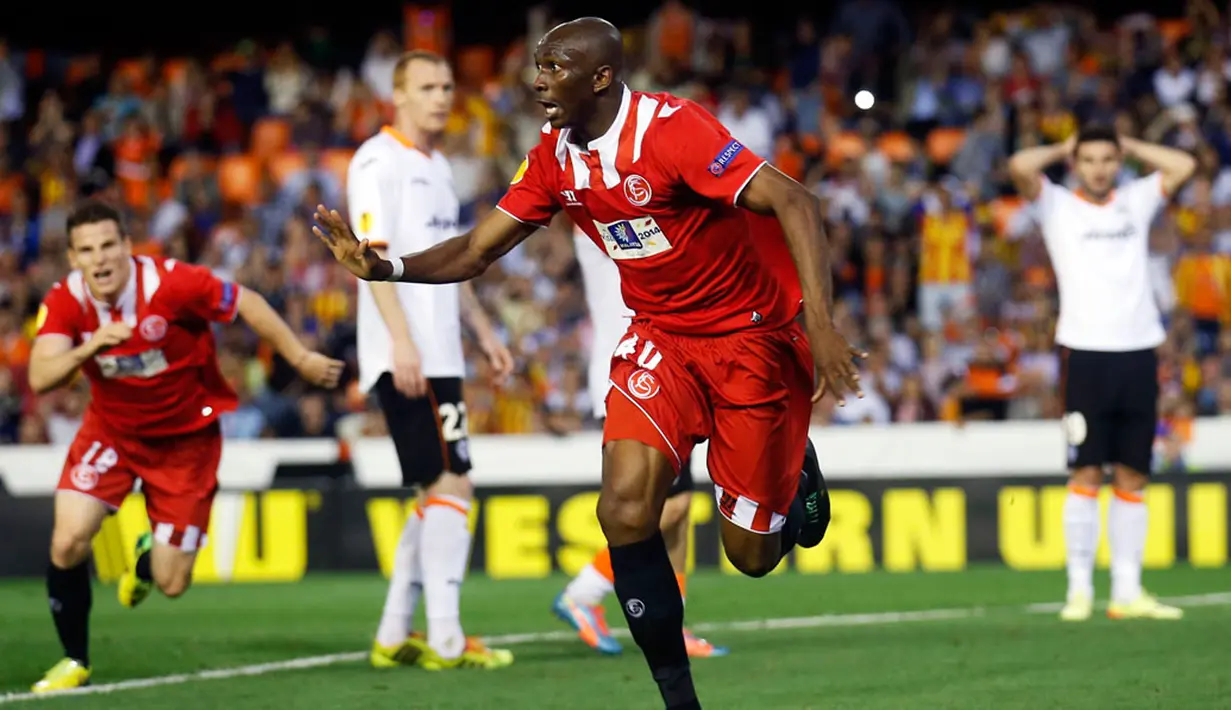 Selebrasi Stephane M'bia (Sevilla) setelah mencetak gol ke gawang Valencia dan memastikan satu tempat di Final Liga Europa, (2/5/2014). (REUTERS/Albert Gea)