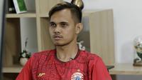 Pemain Persija Jakarta, Rezaldi Hehanussa, saat bermain FIFA 20 di Kantor KLY, Gondangdia, Jumat (26/6/2020). Andritany berhasil menjadi juara BOLA Esports Challenge setelah mengalahkan Rizky Darmawan dengan skor 8-0. (Bola.com/M Iqbal Ichsan)