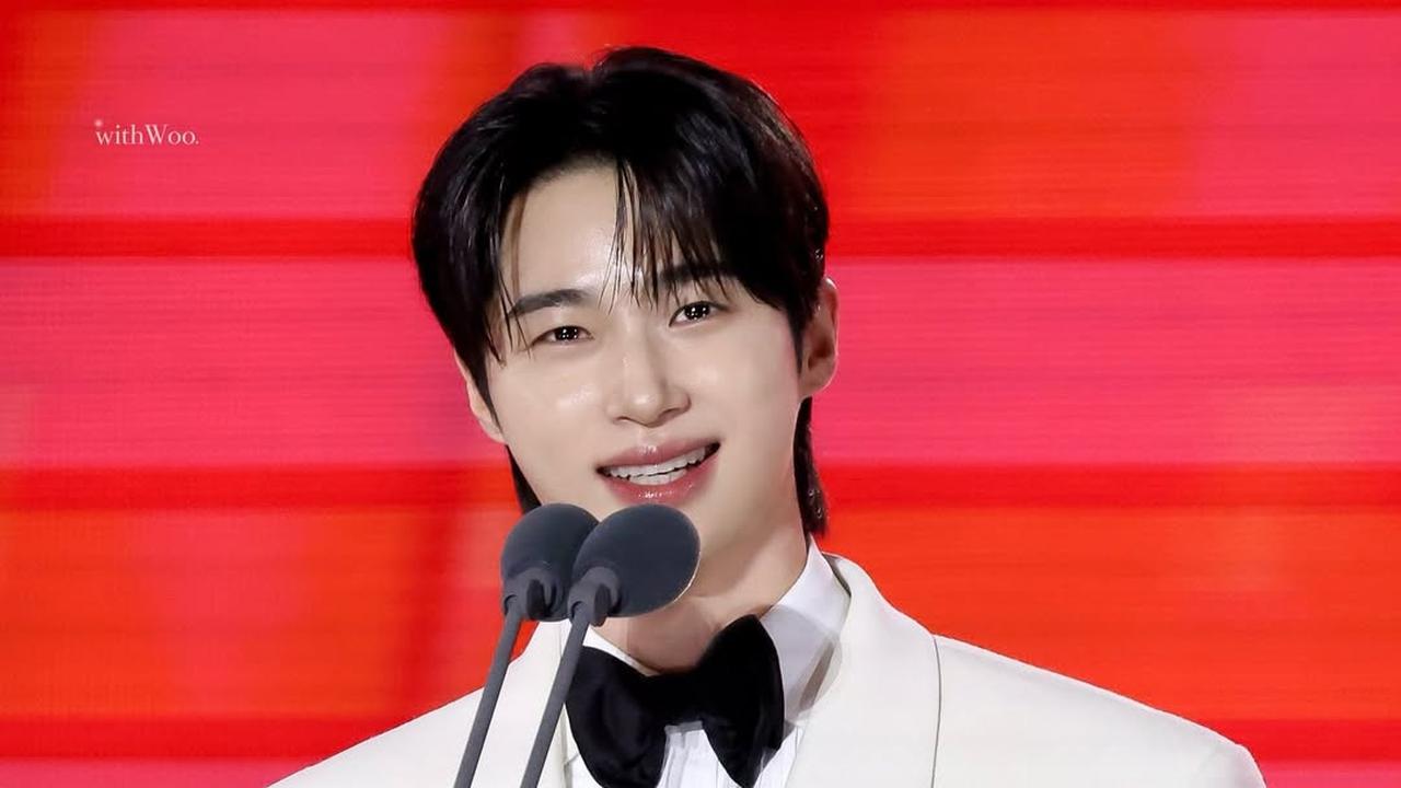7 Potret Byeon Woo Seok di Baeksang Arts Awards 2025 dengan Outfit Jas Putih Penuh Pesona