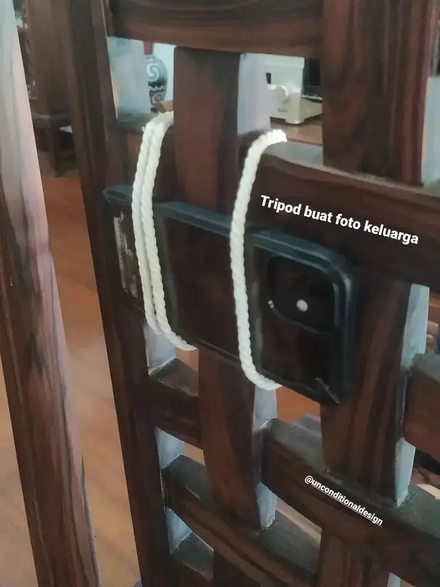8 Aksi Nyeleneh Orang Enggak Punya Tripod saat Pakai Gadget Ini Kocak