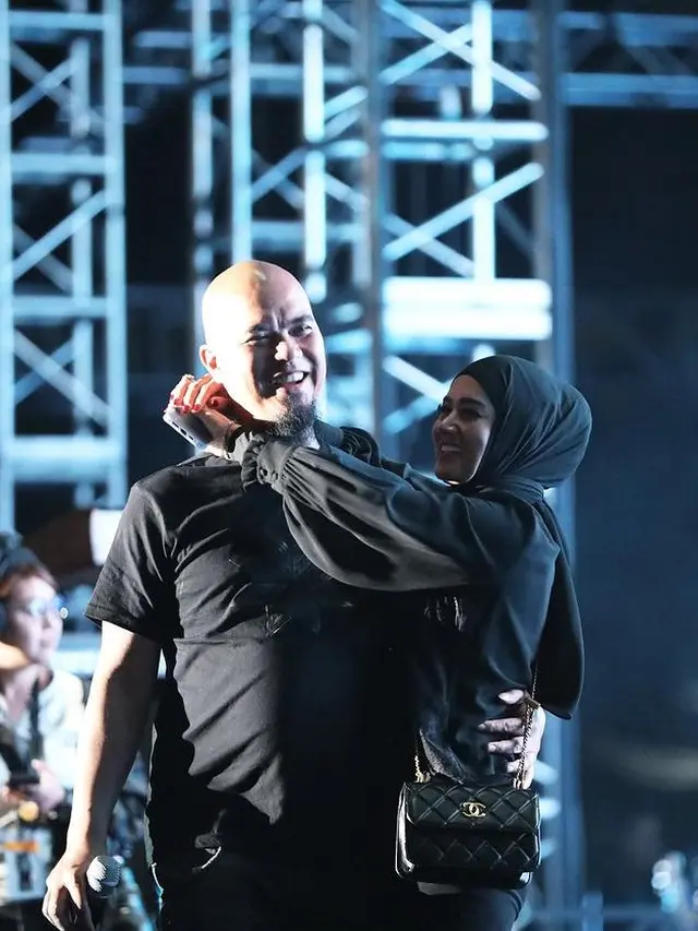 [Fimela] Momen romantis Ahmad Dhani dan Mulan Jameela