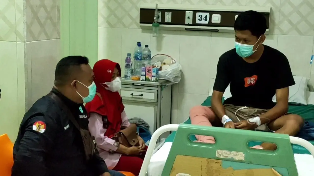 Muhammad Ferdy Rifqi Afiffudin (18), warga Desa Kabalan, Kecamatan Kapas, Kabupaten Bojonegoro, menjadi korban pembacokan oleh segerombolan orang misterius. (Ahmad Adirin/Liputan6.com)